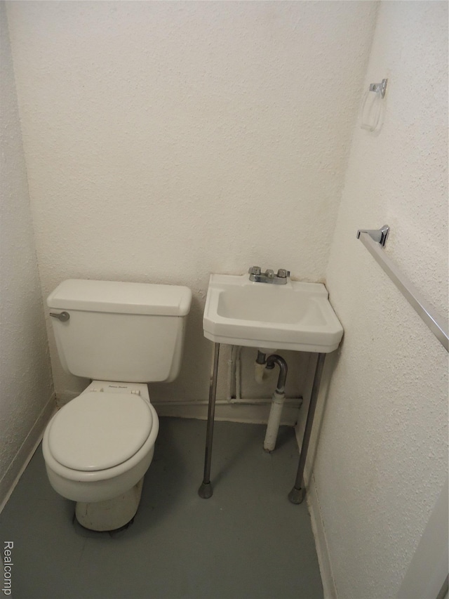 220 W Yale Ave, Pontiac, MI 48340 - bathroom with toilet, baseboards, a sink, and finished concrete flooring