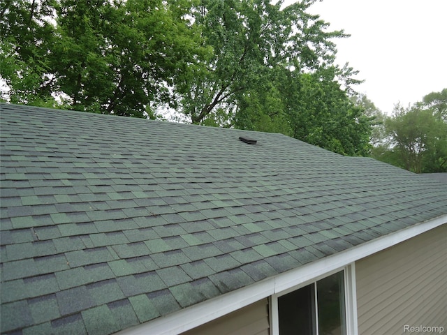 220 W Yale Ave, Pontiac, MI 48340 - exterior view of roof with shingles