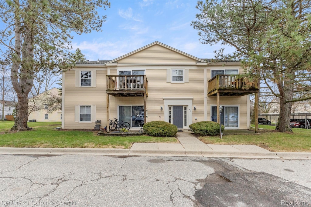 910 Chestnut Hill Dr # E, Auburn Hills, MI 48326 - multi unit property featuring a balcony and a front lawn