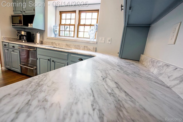 9818 Burning Tree Dr, Grand Blanc, MI 48439 - kitchen featuring light countertops, stainless steel appliances, and a warming drawer