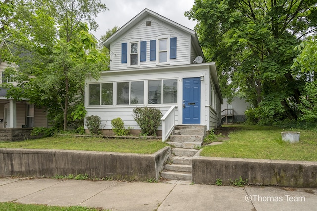 41 Grove St NE, Grand Rapids, MI 49505 - view of front of property featuring entry steps and a front yard