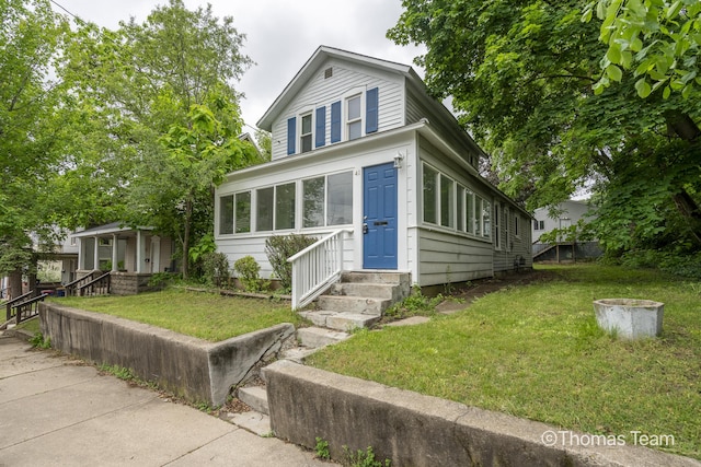 41 Grove St NE, Grand Rapids, MI 49505 - view of front facade with entry steps and a front lawn