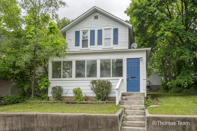 41 Grove St NE, Grand Rapids, MI 49505 - view of front of property featuring entry steps and a front yard