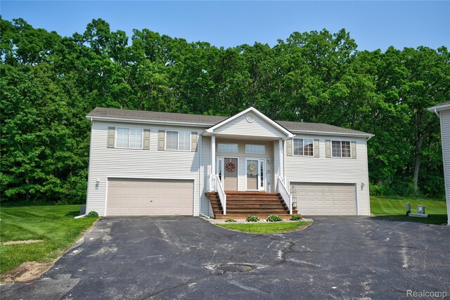 1015 Timber Ridge Ct, Grand Blanc, MI 48439 - split foyer home featuring a garage, asphalt driveway, and a front lawn