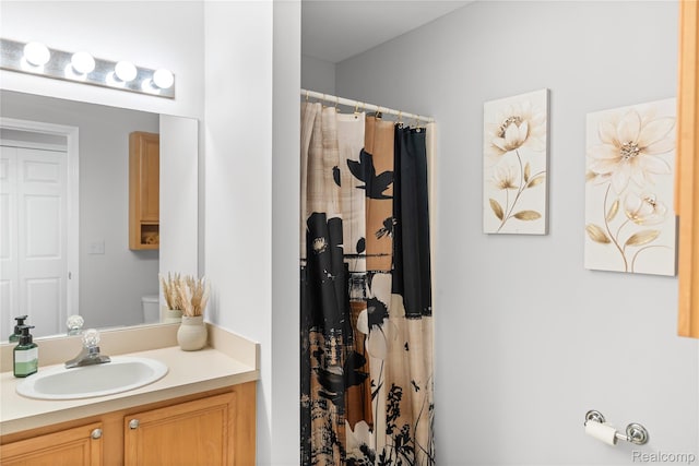 1015 Timber Ridge Ct, Grand Blanc, MI 48439 - full bath featuring vanity, curtained shower, and toilet
