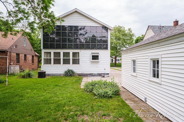 844 Dorroll St NE, Grand Rapids, MI 49505 - back of property featuring a yard and a patio area