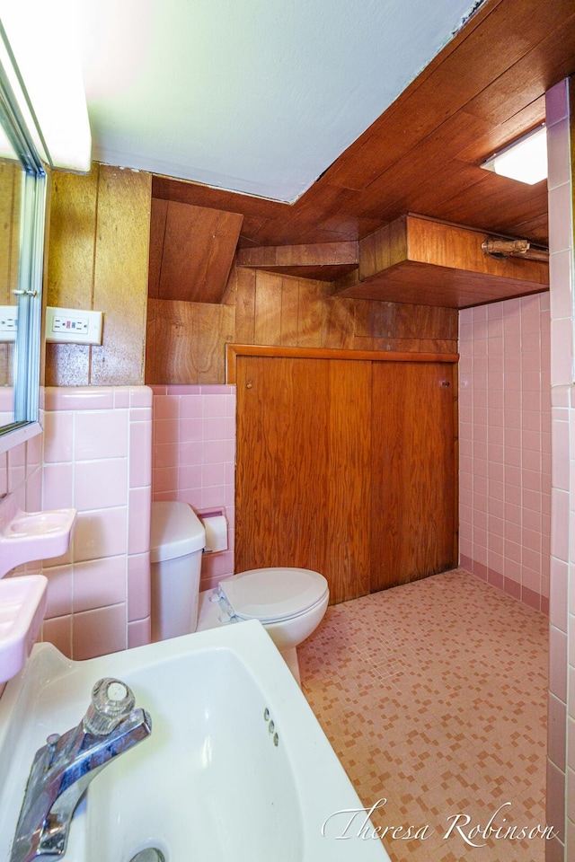 844 Dorroll St NE, Grand Rapids, MI 49505 - bathroom with toilet, tile walls, and a sink