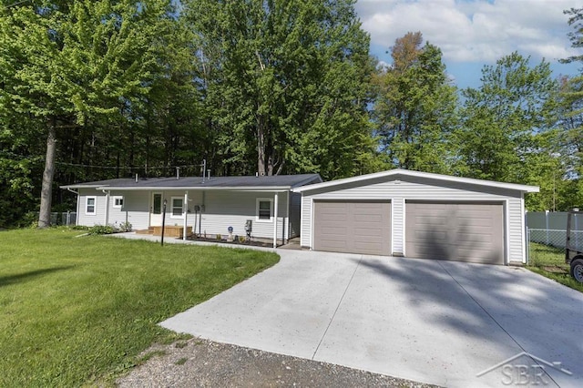 2832 N W River Rd, Sanford, MI 48657 - ranch-style house featuring driveway and a porch