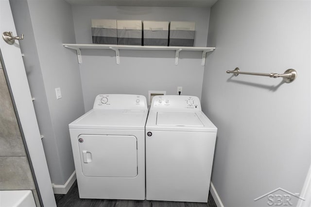 2832 N W River Rd, Sanford, MI 48657 - laundry area featuring separate washer and dryer, baseboards, and wood finished floors