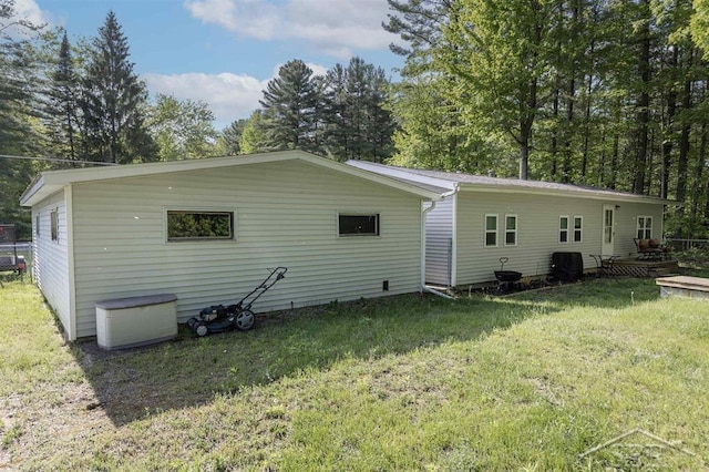 2832 N W River Rd, Sanford, MI 48657 - back of house with a lawn