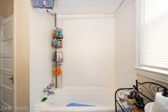 2977 Canton St, Detroit, MI 48207 - full bath with bathing tub / shower combination