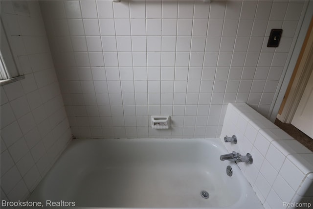 22101 Francis St, Dearborn, MI 48124 - bathroom featuring a bath