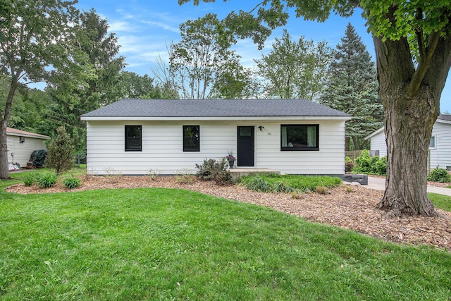 2016 Engleside Dr SE, Grand Rapids, MI 49546 - ranch-style home featuring a front lawn
