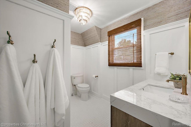 600 Wolverine Dr, Walled Lake, MI 48390 - bathroom with vanity, toilet, and a chandelier