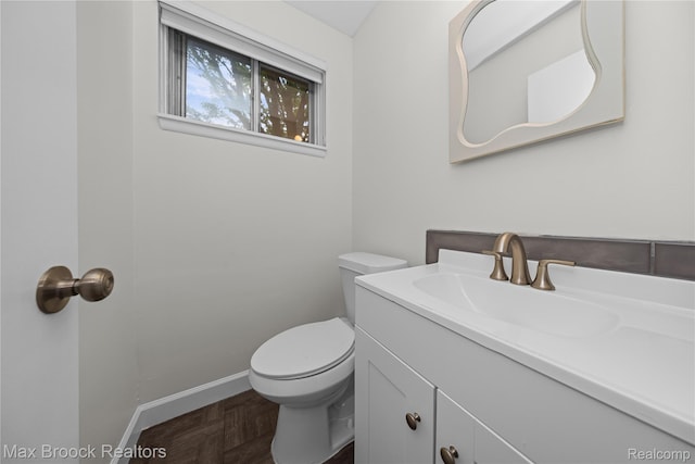 6695 Lahser Rd, Bloomfield Hills, MI 48301 - bathroom with vanity and toilet