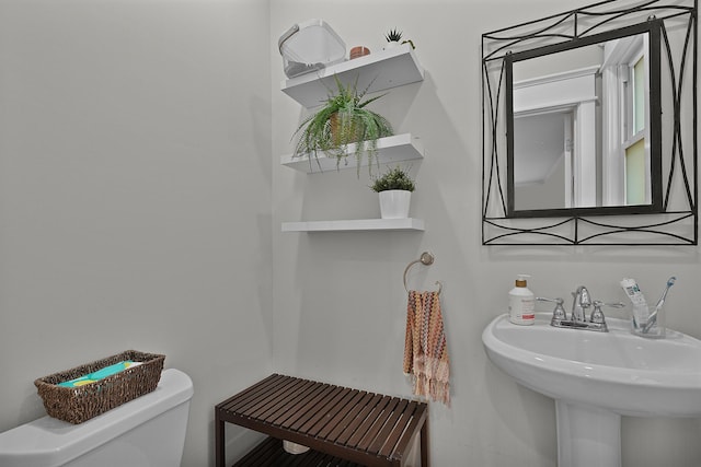 1118 Main St, Saint Joseph, MI 49085 - half bath featuring toilet and a sink