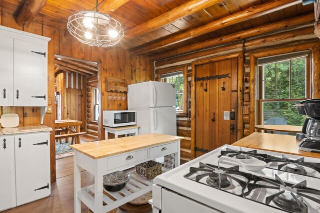 6952 Carter Rd, Beulah, MI 49617