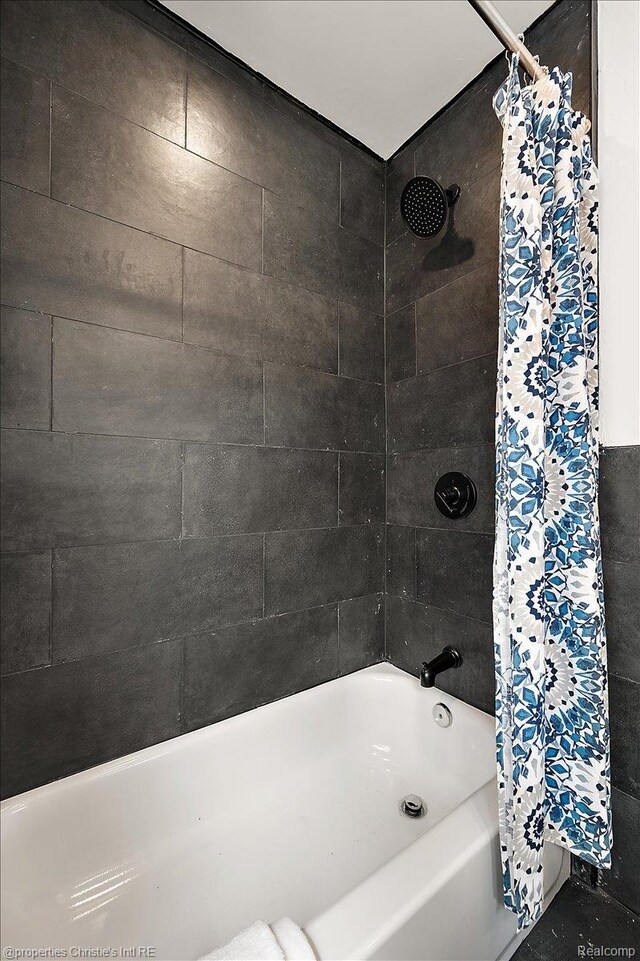 17155 Wisconsin St, Detroit, MI 48221 - bathroom with shower / bath combo