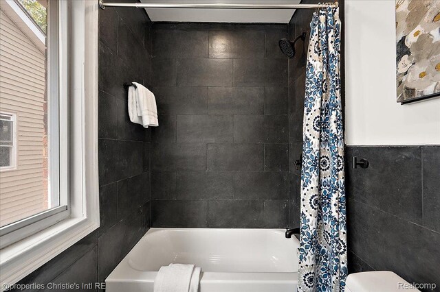 17155 Wisconsin St, Detroit, MI 48221 - bathroom featuring shower / bath combo with shower curtain and toilet