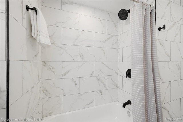 17155 Wisconsin St, Detroit, MI 48221 - full bath featuring shower / bath combo with shower curtain