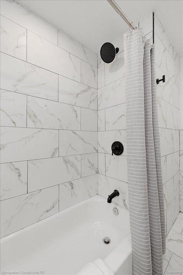 17155 Wisconsin St, Detroit, MI 48221 - full bath with shower / tub combo with curtain