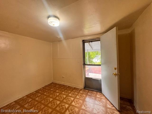 20951 Nummer St, Warren, MI 48089 - unfurnished room featuring light flooring