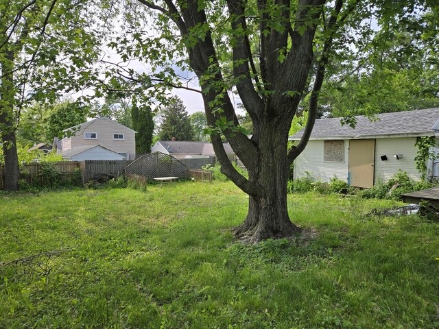 804 17th St, Jackson, MI 49203 - view of yard with an outdoor structure