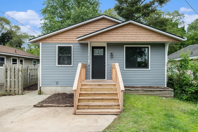 1700 Bristol Ave NW, Grand Rapids, MI 49504 - bungalow-style house with a patio area