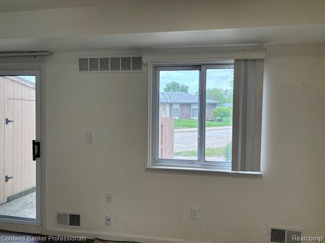 41102 N Woodbury Green Dr, Belleville, MI 48111 - photo 3