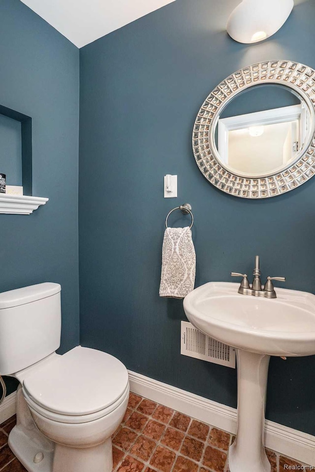 32457 Sheridan Dr, Beverly Hills, MI 48025 - bathroom with baseboards and toilet