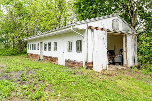 2311 E Glendora Rd, Buchanan, MI 49107 - view of side of home with an outbuilding
