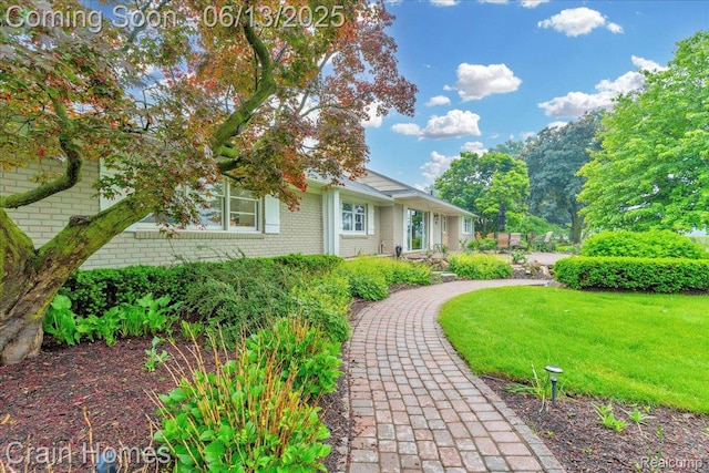 6151 Golfview Dr, Bloomfield Hills, MI 48301 - view of front of property featuring brick siding and a front yard