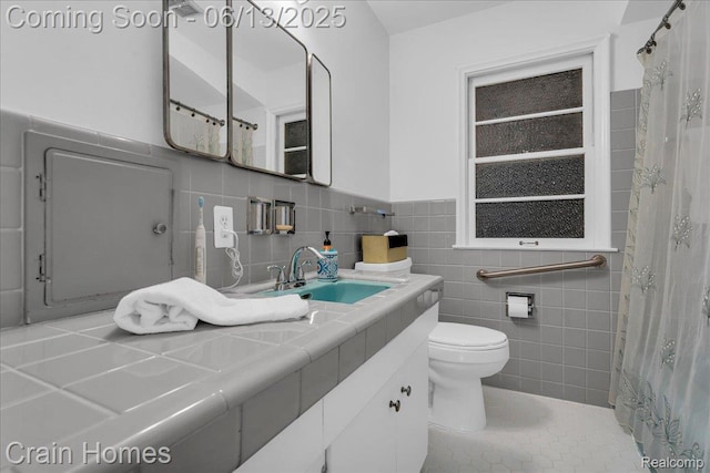 6151 Golfview Dr, Bloomfield Hills, MI 48301 - bathroom with tile walls, toilet, vanity, wainscoting, and curtained shower