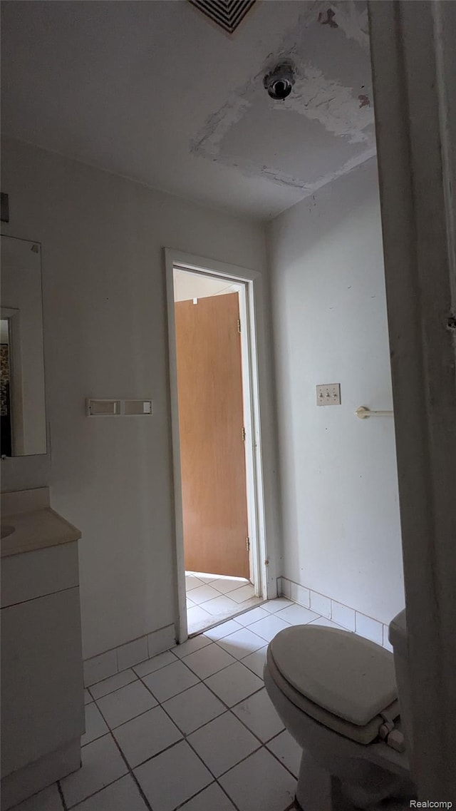 551 Nebraska Ave, Pontiac, MI 48341 - bathroom with vanity, toilet, and tile patterned flooring