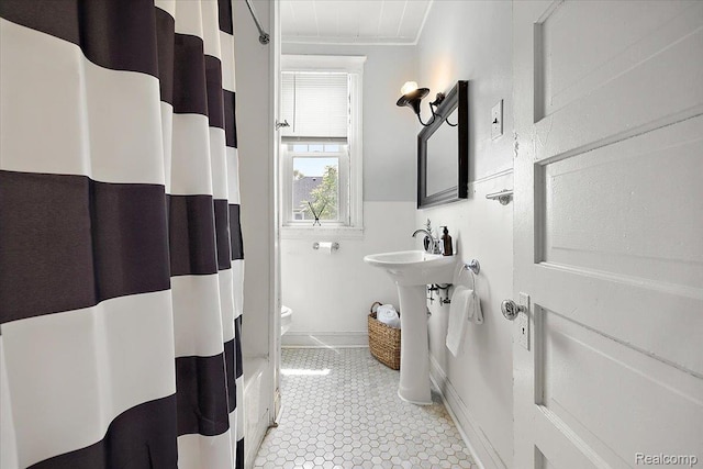 2160 Concord St, Detroit, MI 48207 - full bathroom featuring toilet and tile patterned flooring