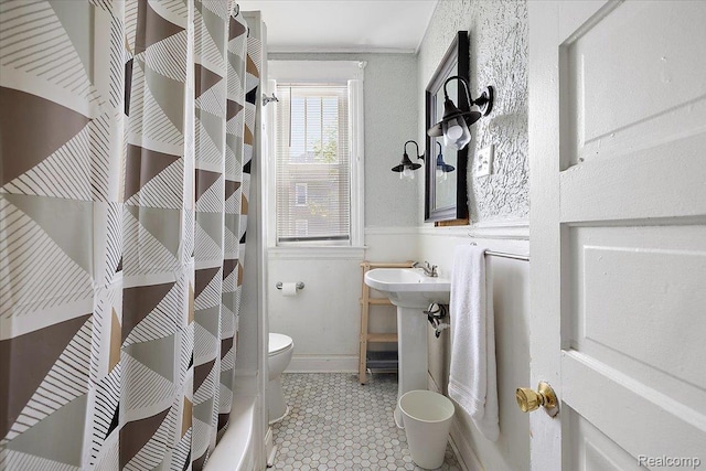 2160 Concord St, Detroit, MI 48207 - full bathroom featuring wainscoting and tile patterned flooring
