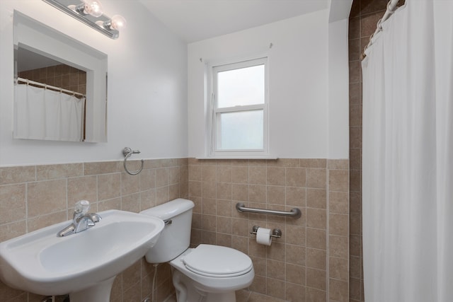 3604 Pall Dr, Warren, MI 48092 - full bathroom featuring tile walls, a sink, toilet, a wainscoted wall, and curtained shower