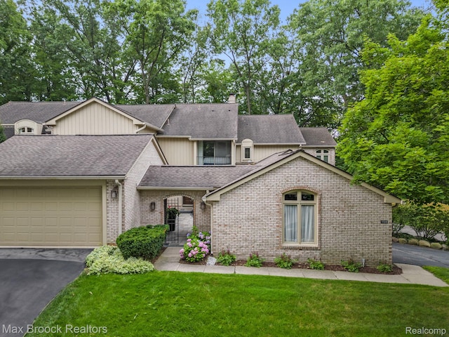 1132 Hillpointe Cir, Bloomfield Hills, MI 48304 - view of front of house with a shingled roof, a garage, driveway, and a front yard