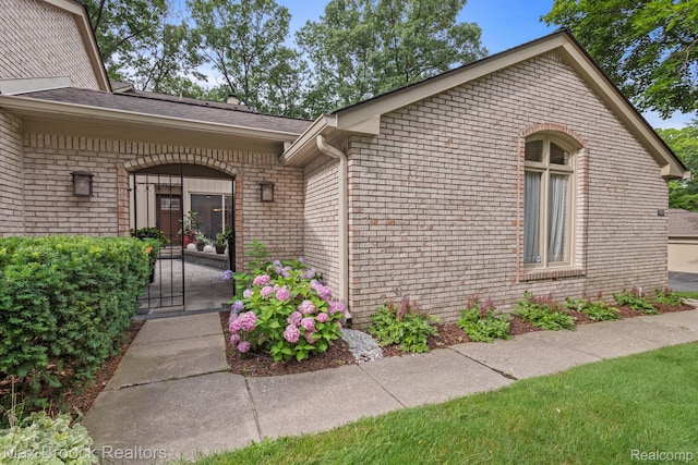 1132 Hillpointe Cir, Bloomfield Hills, MI 48304 - doorway to property featuring brick siding