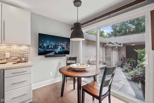 1132 Hillpointe Cir, Bloomfield Hills, MI 48304 - dining room featuring light wood-type flooring and baseboards