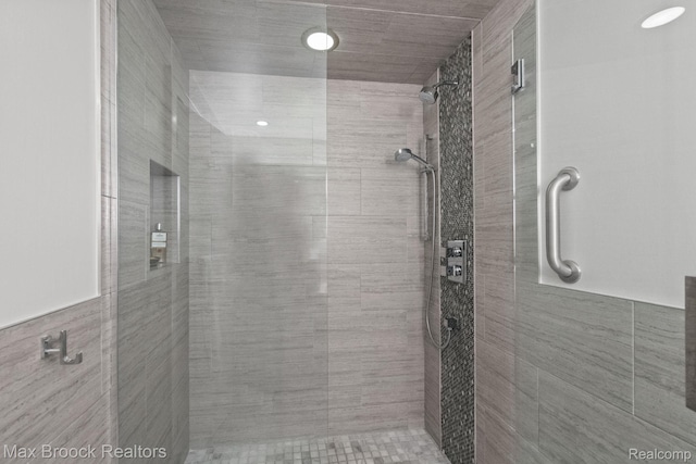 1132 Hillpointe Cir, Bloomfield Hills, MI 48304 - full bathroom with a shower stall