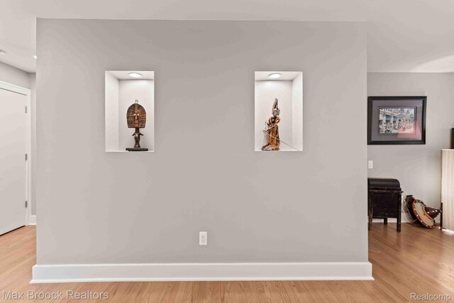 1132 Hillpointe Cir, Bloomfield Hills, MI 48304 - hall featuring light wood-style floors