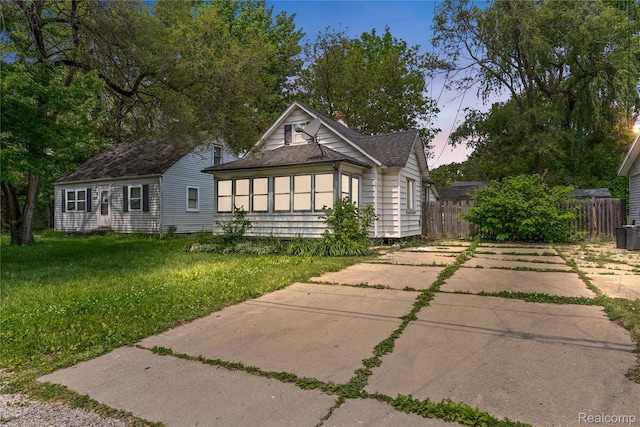 3120 Stratford St, Flint, MI 48504 - view of front of property with a shingled roof and driveway