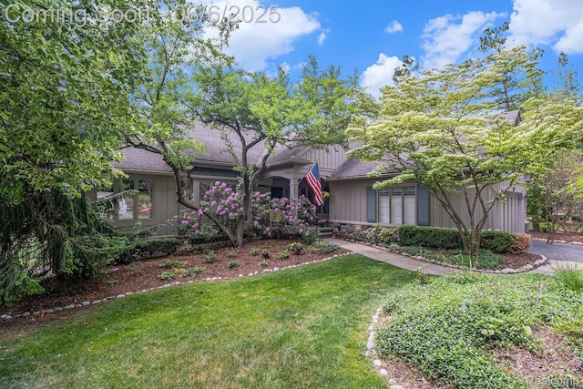 4825 Mirror Lake Dr, West Bloomfield, MI 48323 - view of front of property with a front lawn and a shingled roof