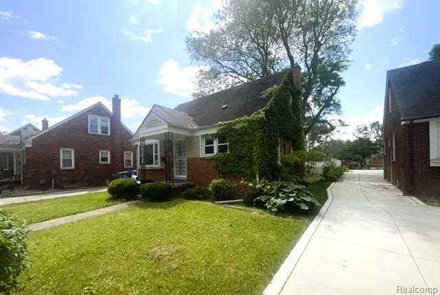 25695 Orchard Dr, Dearborn Heights, MI 48125 - view of front of property with a front lawn and driveway