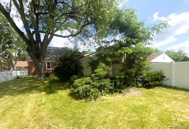 25695 Orchard Dr, Dearborn Heights, MI 48125 - view of fenced backyard