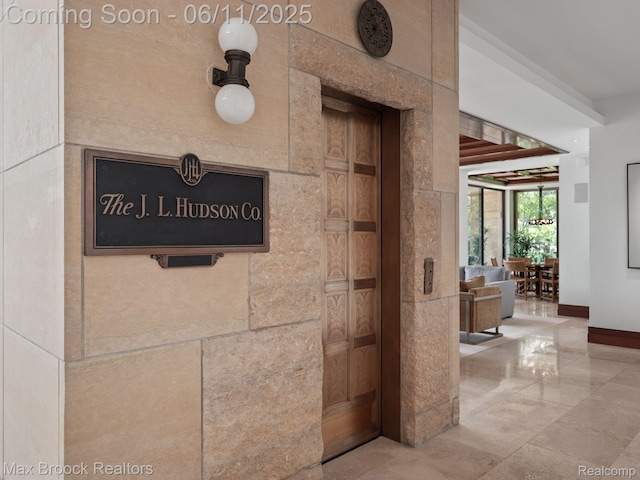 4790 Dow Ridge Rd, Orchard Lake, MI 48324 - detailed view of baseboards
