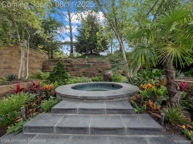 4790 Dow Ridge Rd, Orchard Lake, MI 48324 - exterior view of a jacuzzi