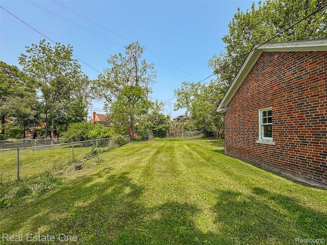 326 W Iroquois Rd, Pontiac, MI 48341 - view of yard