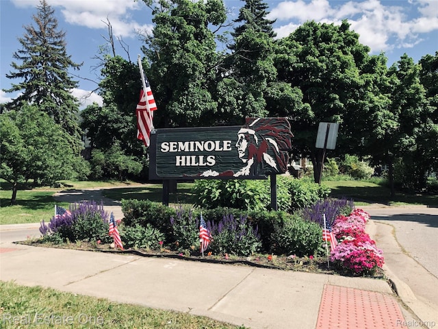 326 W Iroquois Rd, Pontiac, MI 48341 - view of community / neighborhood sign